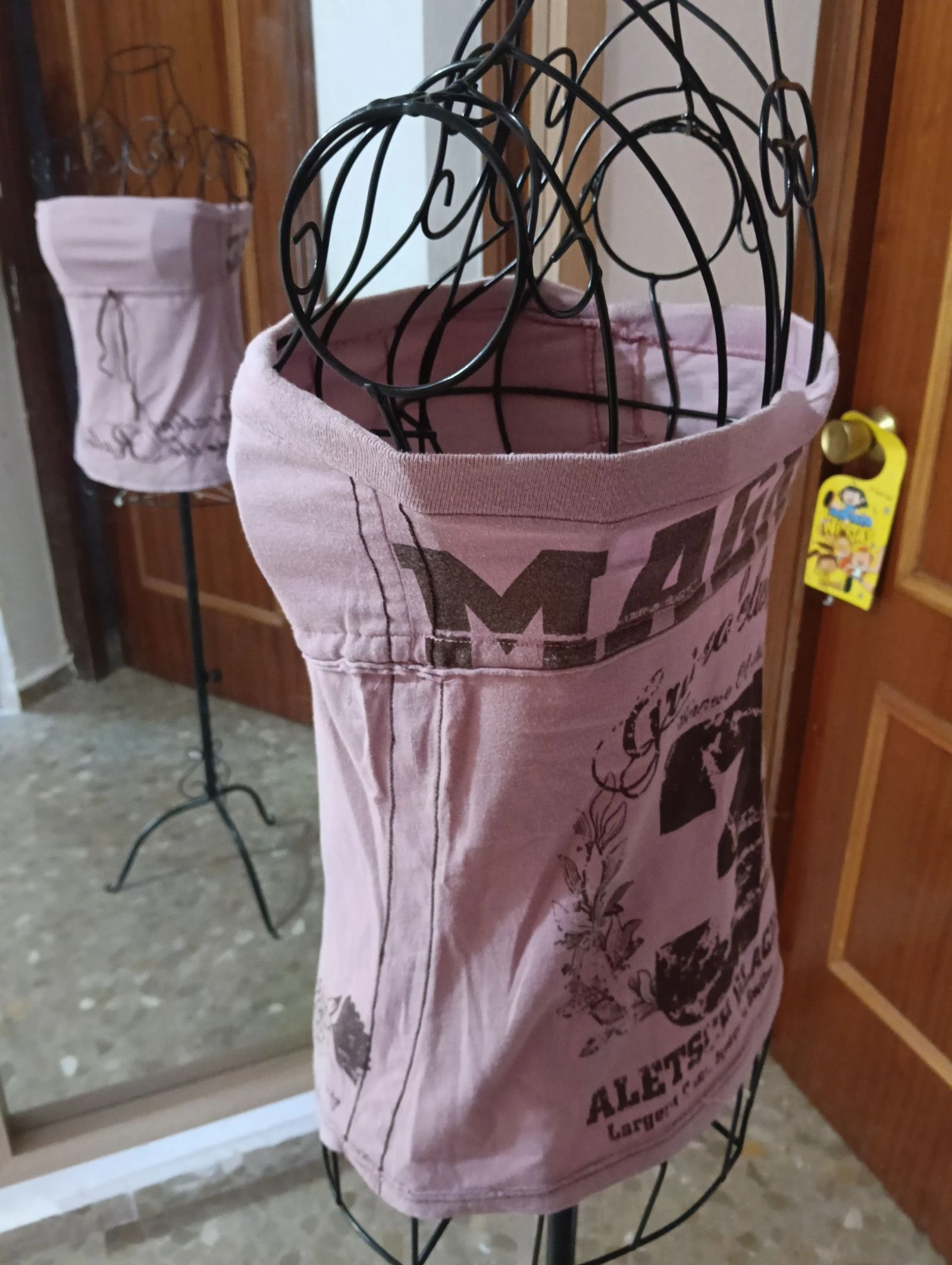 Top met halsband, roze met verstelbaar lint in het midden, bloemenprint en universiteitsstijl op de achterkant – photo 6